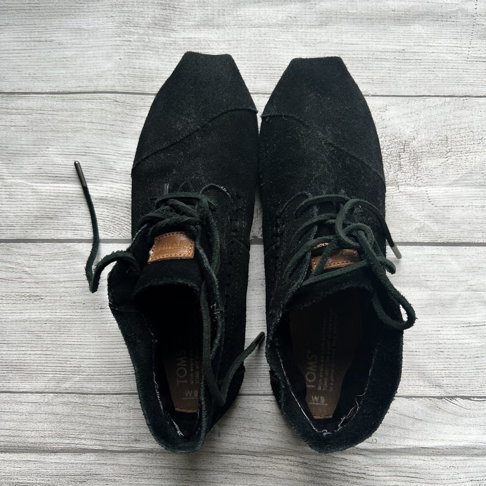 Toms black suede lace up moccasin, Size 9